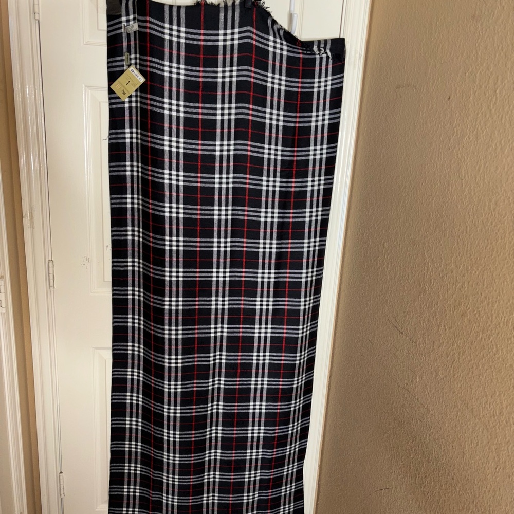 Burberry The Classic Check Cashmere Scarf for Women - 28”X66” - Picture 8 of 8